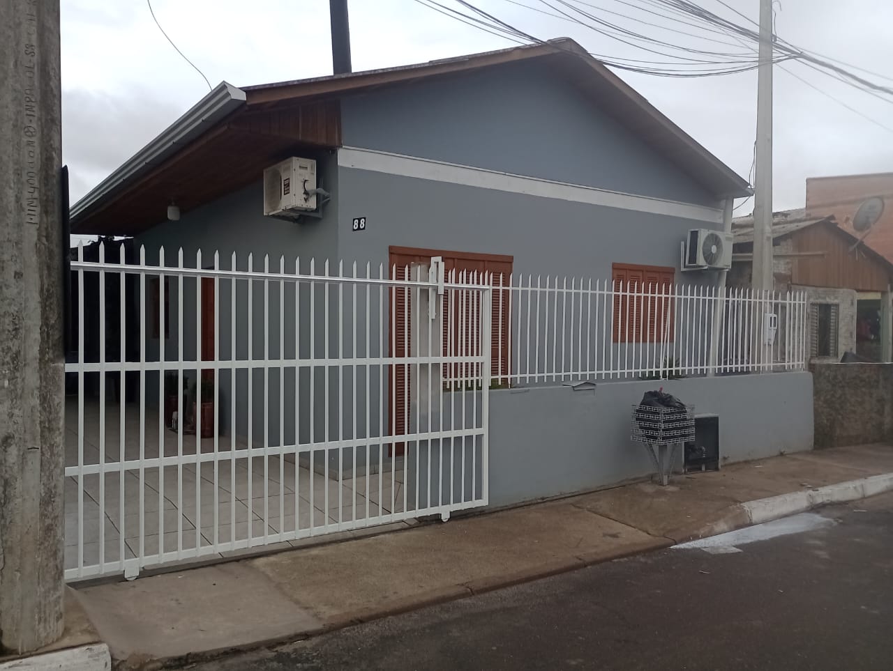 Portão de correr residencial branco instalado